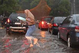 Meteorología renueva su aviso por lluvias y tormentas: hay cinco departamentos afectados  - Clima - ABC Color