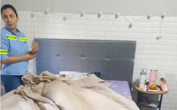 Hallan muerta a una doctora en su habitación