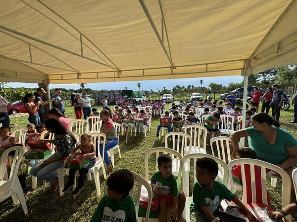 Eventos evangelísticos llevan el amor de Jesús a niños a través de cajitas de zapatos