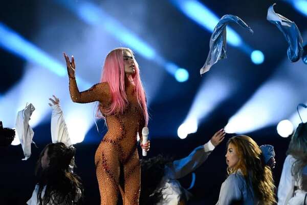 Equipo de Karol G invita a las fans a maquillarse y peinarse sin costo antes del concierto - Espectáculos - ABC Color