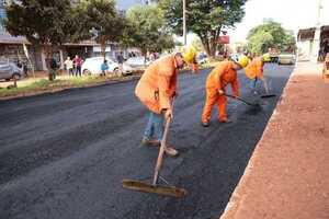 Avanzan los trabajos de asfaltado de la calle 2.000 - La Clave