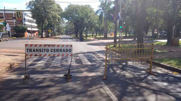 Cierran transitada avenida para practicar desfile estudiantil - La Clave