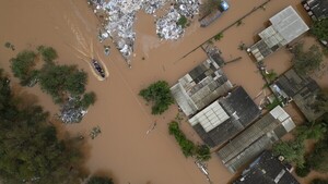 Desastre climático deja al menos 37 muertes en Brasil mientras el agua avanza