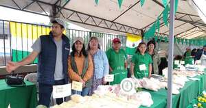 Diario HOY | Ni la lluvia impidió: Productores exponen insumos frescos del campo en Asunción