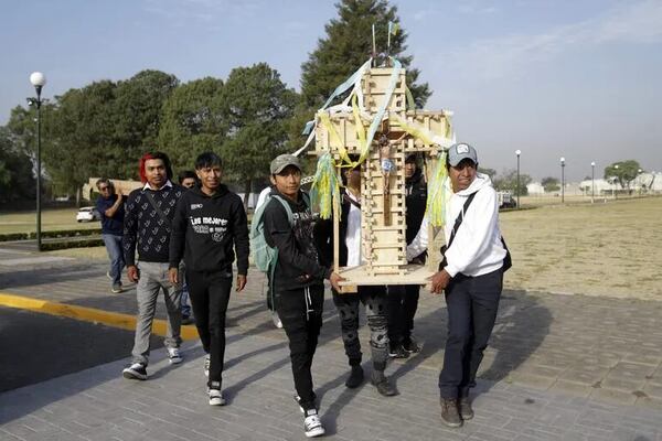Albañiles de México celebran el Día de la Cruz con la construcción de 70 crucifijos - Mundo - ABC Color