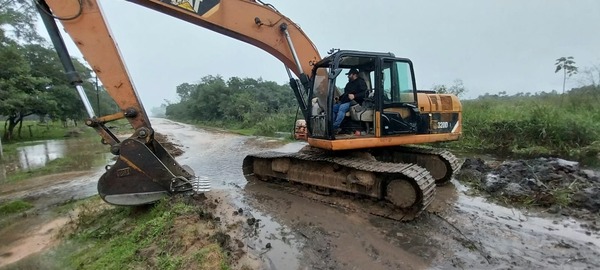 Intensifican tareas de rehabilitación de caminos en el departamento de Misiones - .::Agencia IP::.