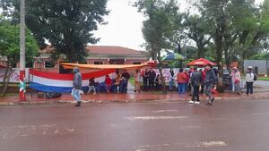 Pobladores de Jesús trasladan manifestación frente a la municipalidad - Política - ABC Color