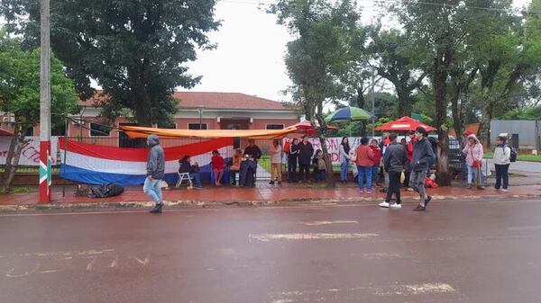 Pobladores de Jesús trasladan manifestación frente a la municipalidad - Política - ABC Color