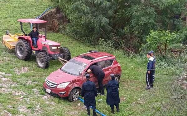 Camioneta cayó al cauce Antequera de la Costanera de Asunción - Nacionales - ABC Color
