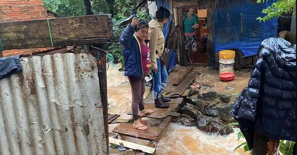 La Nación / Barrios de la ribera en Encarnación, bajo agua