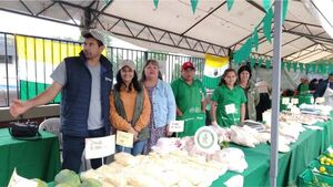 Ni la lluvia impidió que productores brinden insumos frescos del campo en Asunción