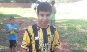 Con apenas 13 años de edad, es veloz medio campista del Club Guaraní de la Liga San Joaquín de Fútbol - Noticiero Paraguay
