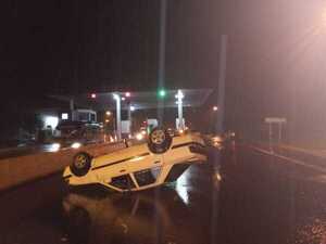 Automóvil volcó a metros del peaje de Trinidad sobre Ruta PY06