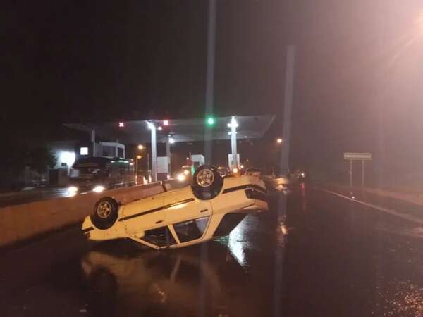 Vehículo volcó sobre la ruta Py06 cerca del peaje de Trinidad - Policiales - ABC Color