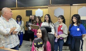 Alumnos de colegio exploran radio Concierto