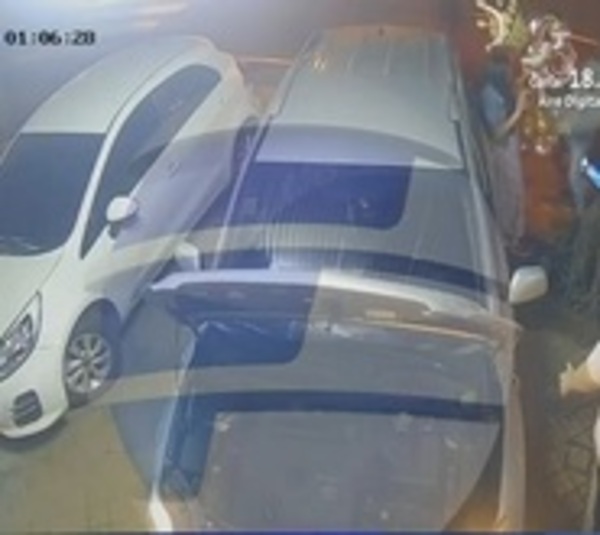 Trío de motochorros asaltan a pareja en Asunción - Paraguay.com