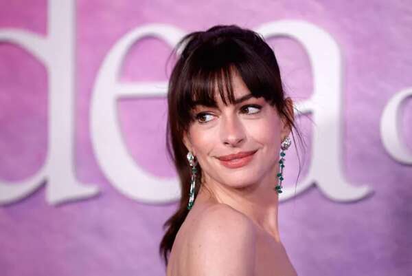 Anne Hathaway deslumbra con un vestido rojo de Versace en el estreno de su nueva película - Gente - ABC Color