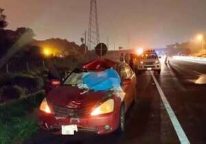 Peatón murió atropellado por un militar, cuerpo quedó dentro del auto - Noticiero Paraguay