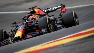Verstappen insiste en su dominio y se impone en la carrera al esprint