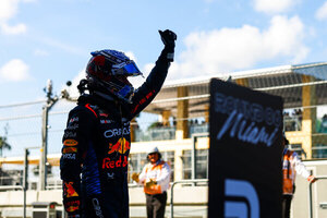 Versus / Arrasador: Max Verstappen también se lleva la "pole" para la carrera del domingo en Miami