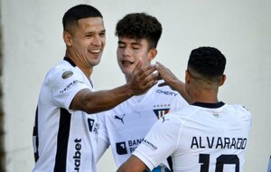 Versus / Alex Arce sigue intratable y no se cansa de hacer goles en Liga de Quito
