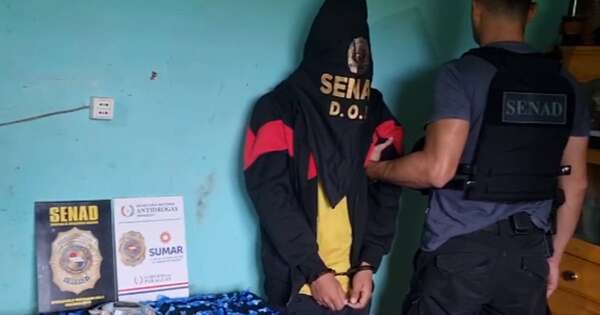 La Nación / Efectivos de la Senad aprehenden a “narcochorros” y se incautan de cientos de dosis de drogas