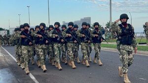 Bloqueo vehicular en Costanera de Asunción por prácticas militares - ADN Digital