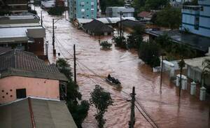 Alrededor de 60 personas ya fallecieron y casi 400 desaparecieron con feroz inundación