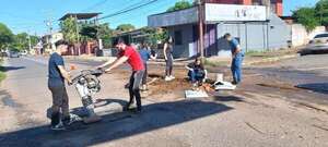 “Bacheando Py”: jóvenes cansados de promesas arreglan calles con recursos propios - Nacionales - ABC Color
