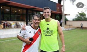Pipino Cuevas jugó futbolacho con Santiago Peña y figuras de nuestro fútbol