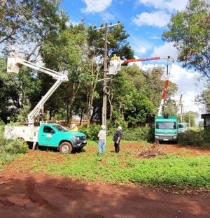 Mantenimiento integral de líneas de distribución eléctrica beneficia a 2000 clientes en Alto Paraná