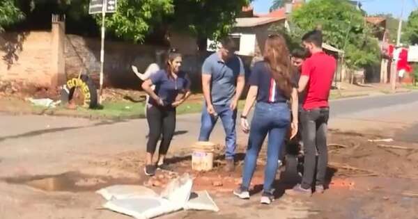 La Nación / Jóvenes dedicaron el domingo al bacheo de calles en Fernando de la Mora