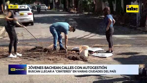 Video: jóvenes cansados de promesas arreglan calles con recursos propios - ABC Noticias - ABC Color