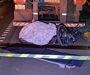 Motociclista muere al chocar contra camión estacionado
