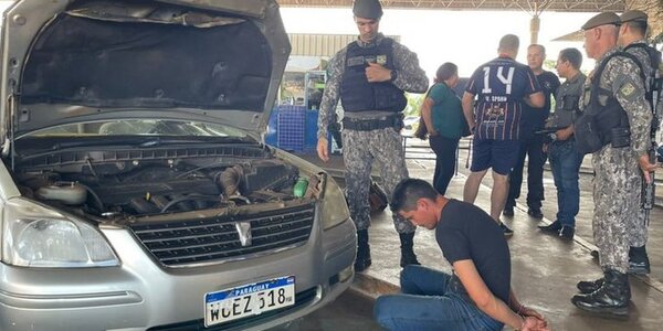 Paraguayo es detenido en Brasil por transportar dos fusiles ocultos en su vehículo