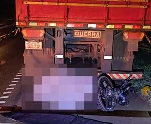 Motociclista muere tras chocar contra camión estacionado - ABC en el Este - ABC Color