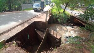 Borde de un puente se desmoronó tras las intensas lluvias en CDE - La Clave