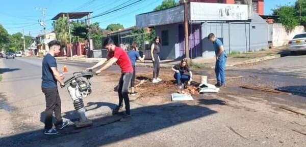"Bacheando Py": jóvenes arreglan calles cansados de la inoperancia de autoridades - Megacadena - Diario Digital