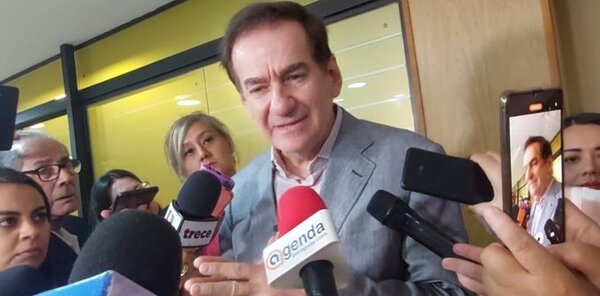Penner no renunciará a su banca y afirma que los que piden “no califican por trabajar 24/7 o ensuciarse”