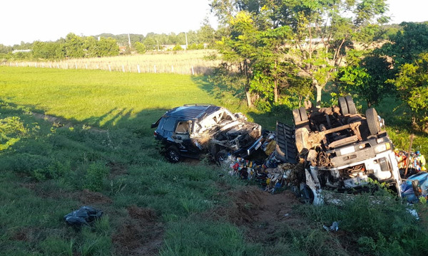 Tras a un aparatoso choque frontal en Coronel Oviedo conductores sobreviven - OviedoPress