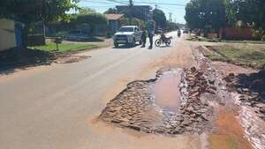 Caños rotos de la Essap producen baches mortales en diferentes puntos de Coronel Oviedo - Nacionales - ABC Color