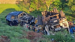 Conductores sobreviven a un aparatoso choque frontal en Coronel Oviedo