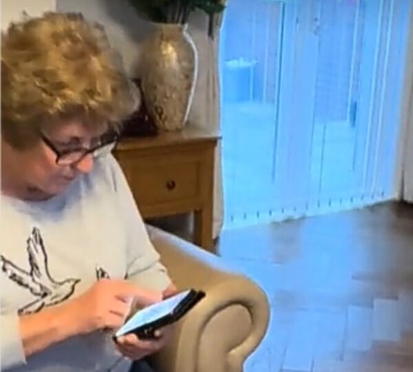(VIDEO)Abuela creyó que chateaba con Robert de Niro y casi fue estafada