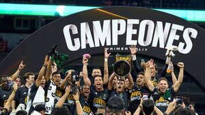 Paraguayo levanta la copa de la Kings League de América