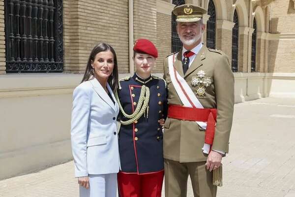 El rey Felipe volvió a jurar bandera y la princesa Leonor fue testigo de lujo - Gente - ABC Color
