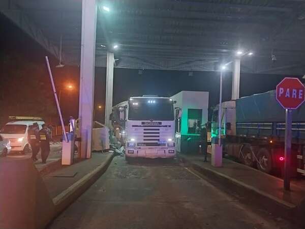 Video: camión derriba caseta del peaje de la ruta PY06 en Santísima Trinidad - Policiales - ABC Color