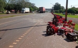 Evitó embestir a un perro y se le cayó su carga de Coca-Cola