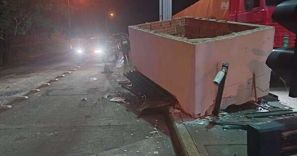 Diario HOY | Camión de gran porte choca contra puesto de peaje en Trinidad