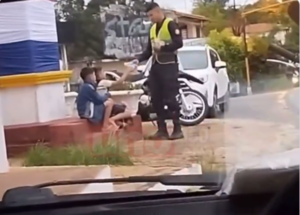 (VIDEO). ¡Loable gesto! Un poli es grabado repartiendo comida a niños