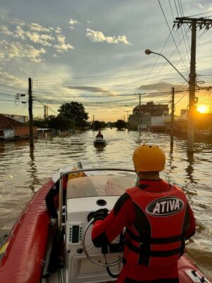 Bomberos paraguayos de Itaipu asisten a afectados por inundaciones en Brasil - La Clave